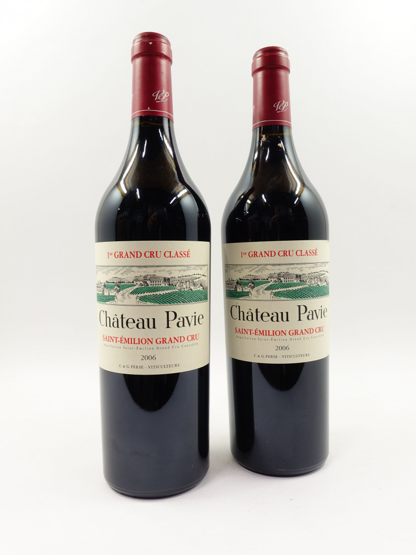 2 bouteilles CHÂTEAU PAVIE 2006 1er GCC (B) Saint Emilion (1 contre étiquette léger déchirée)