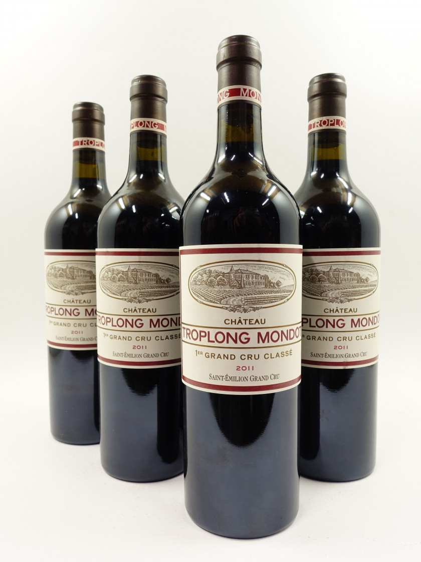 4 bouteilles CHÂTEAU TROPLONG MONDOT 2011 1er GCC (B) Saint Emilion (1 étiquette léger tachée)