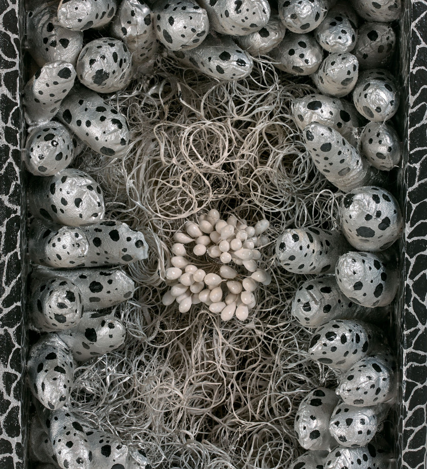 Yayoi KUSAMA (Née en 1929) The pistil - 1984 Acrylique, fibres synthétiques, plastique et tissu dans boîte en bois