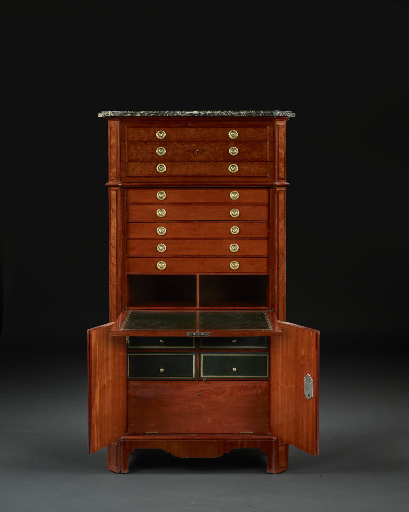 SECRÉTAIRE EN ARMOIRE D'ÉPOQUE LOUIS XVI Attribué à Jean-Henri Riesener