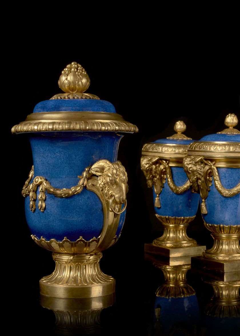 GARNITURE DE TROIS VASES MONTÉS D'ÉPOQUE TRANSITION