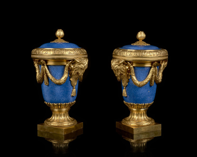 GARNITURE DE TROIS VASES MONTÉS D'ÉPOQUE TRANSITION