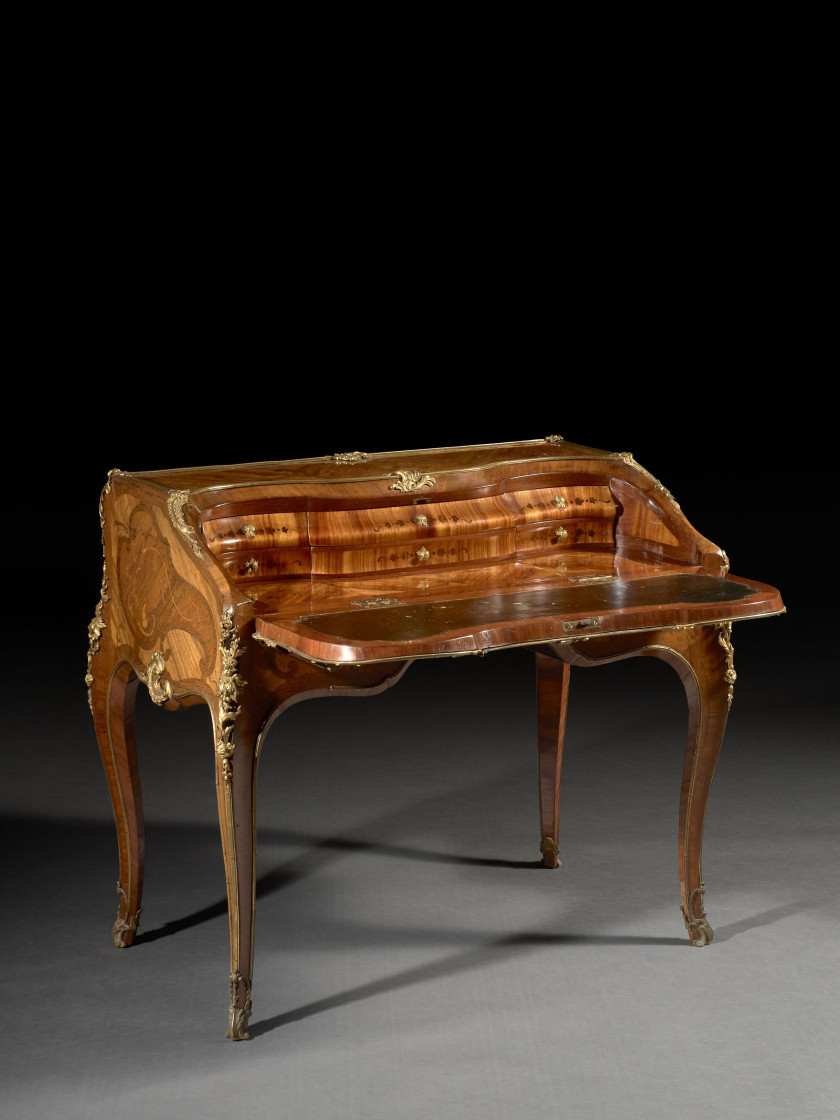 BUREAU DOS D'ÂNE D'ÉPOQUE LOUIS XV Estampille de Bernard Van Risen-Burgh, dit BVRB II