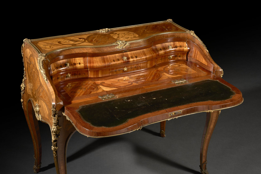 BUREAU DOS D'ÂNE D'ÉPOQUE LOUIS XV Estampille de Bernard Van Risen-Burgh, dit BVRB II