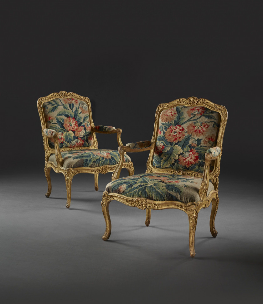 PAIRE DE FAUTEUILS À LA REINE À CHÂSSIS D'ÉPOQUE RÉGENCE