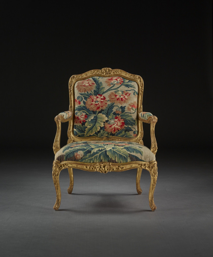 PAIRE DE FAUTEUILS À LA REINE À CHÂSSIS D'ÉPOQUE RÉGENCE