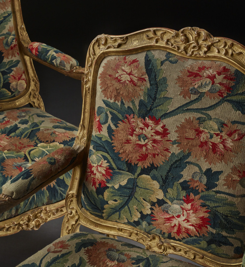 PAIRE DE FAUTEUILS À LA REINE À CHÂSSIS D'ÉPOQUE RÉGENCE