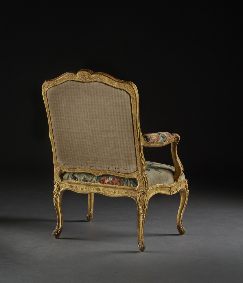 PAIRE DE FAUTEUILS À LA REINE À CHÂSSIS D'ÉPOQUE RÉGENCE