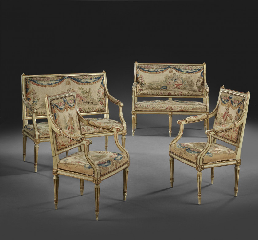 UNE PAIRE DE FAUTEUILS ET UNE PAIRE DE CANAPÉS D'ÉPOQUE LOUIS XVI