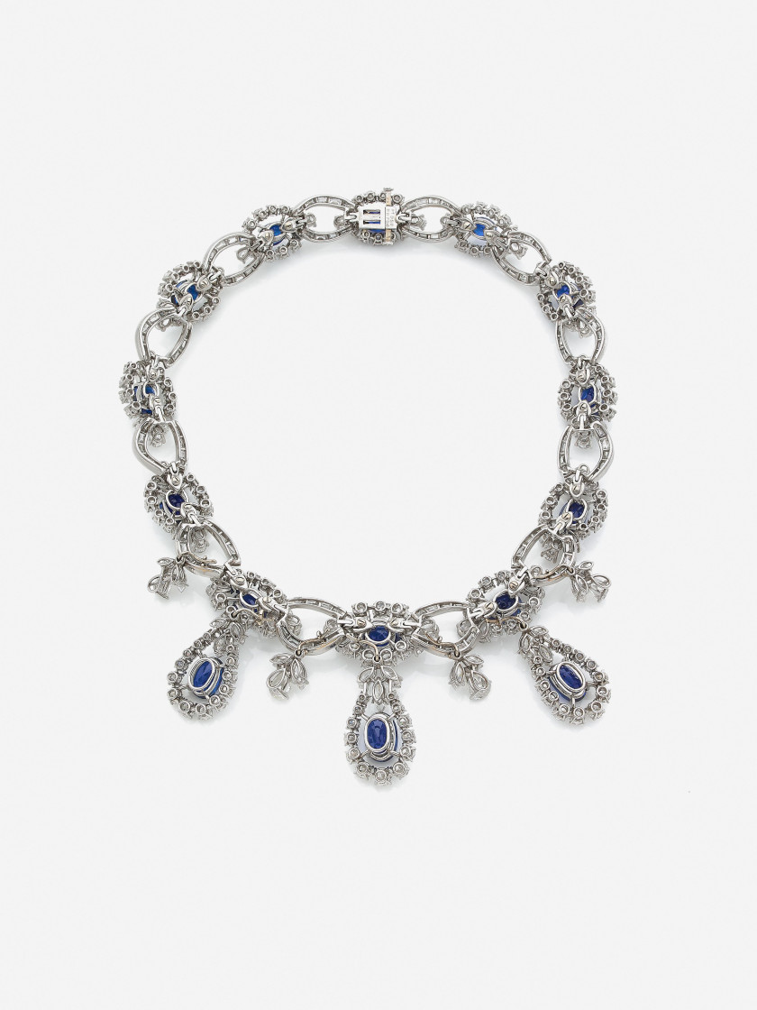 GUILLEMIN & SOULAINE  Important collier draperie