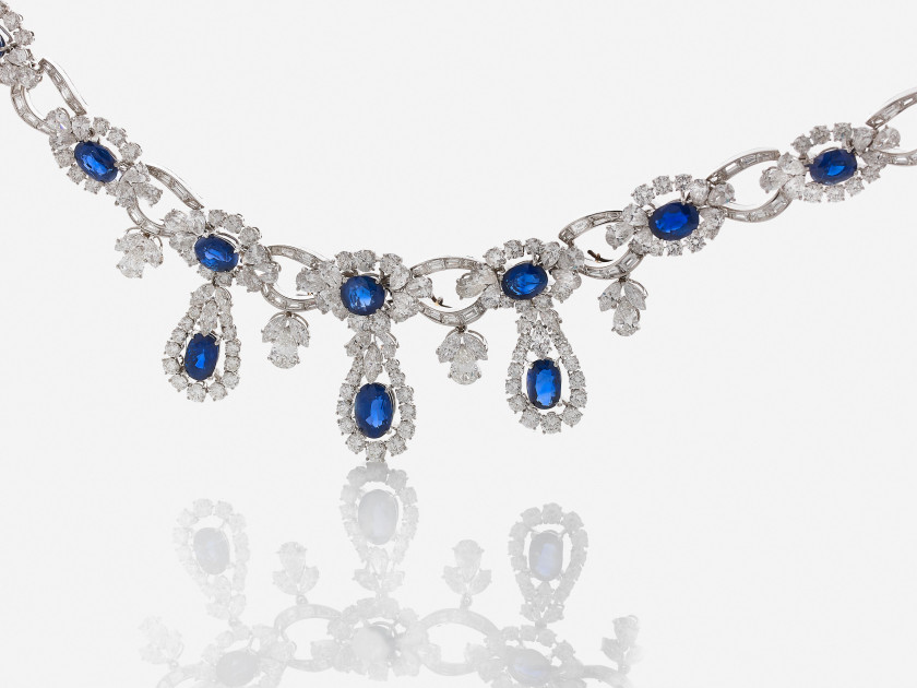 GUILLEMIN & SOULAINE  Important collier draperie