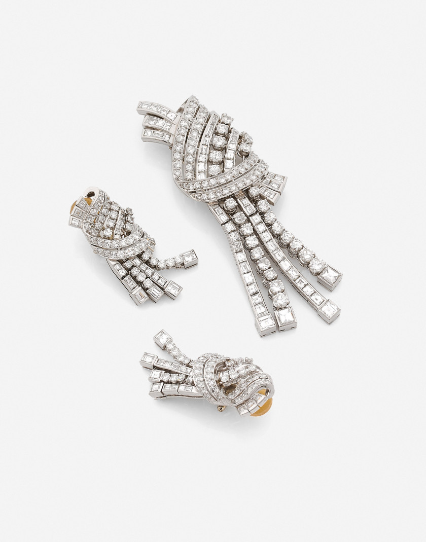 Clip de corsage et paire de clips d'oreilles