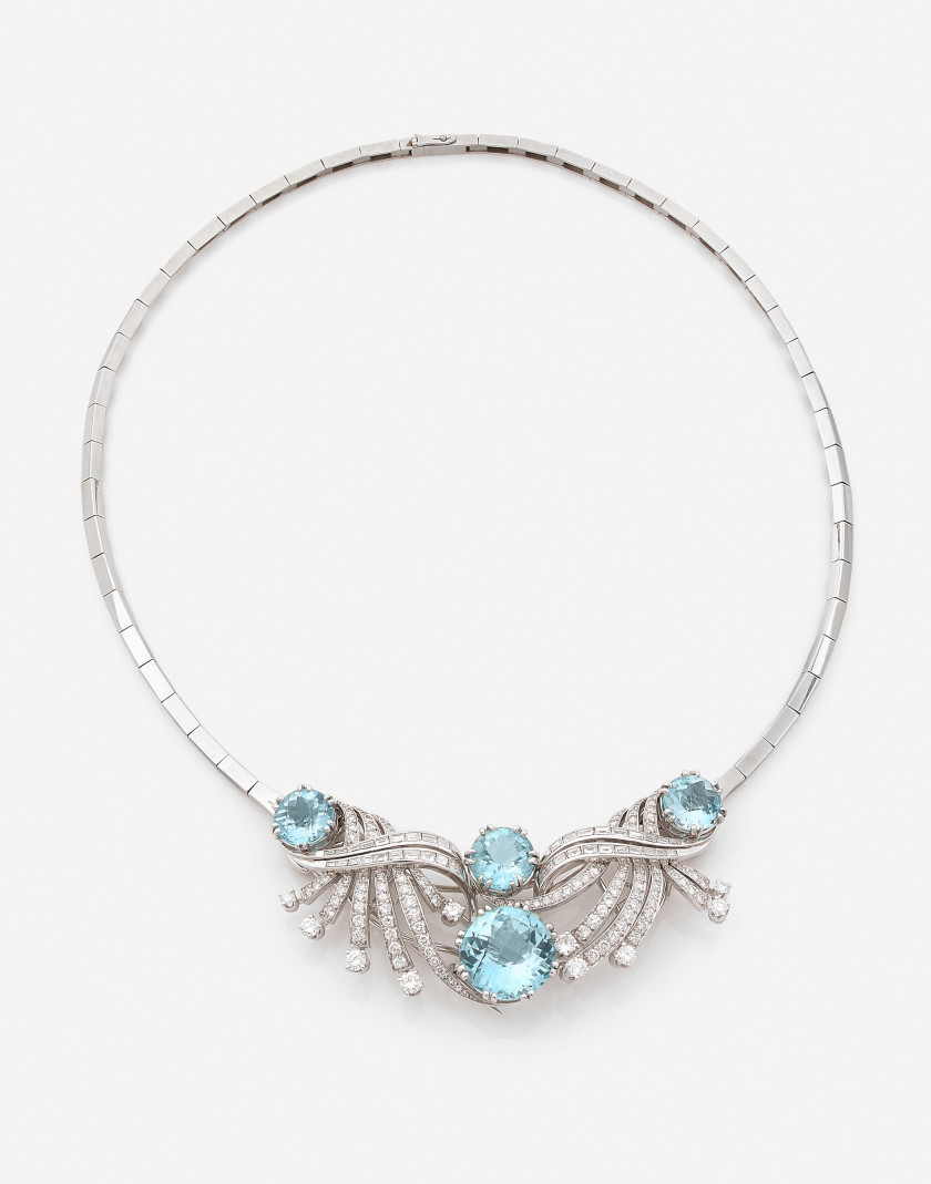 Collier formant double-clip de corsage