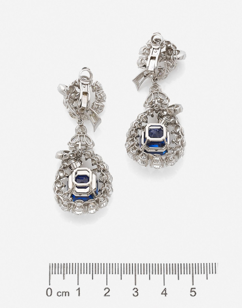 GUILLEMIN & SOULAINE  Paire de pendants d'oreilles