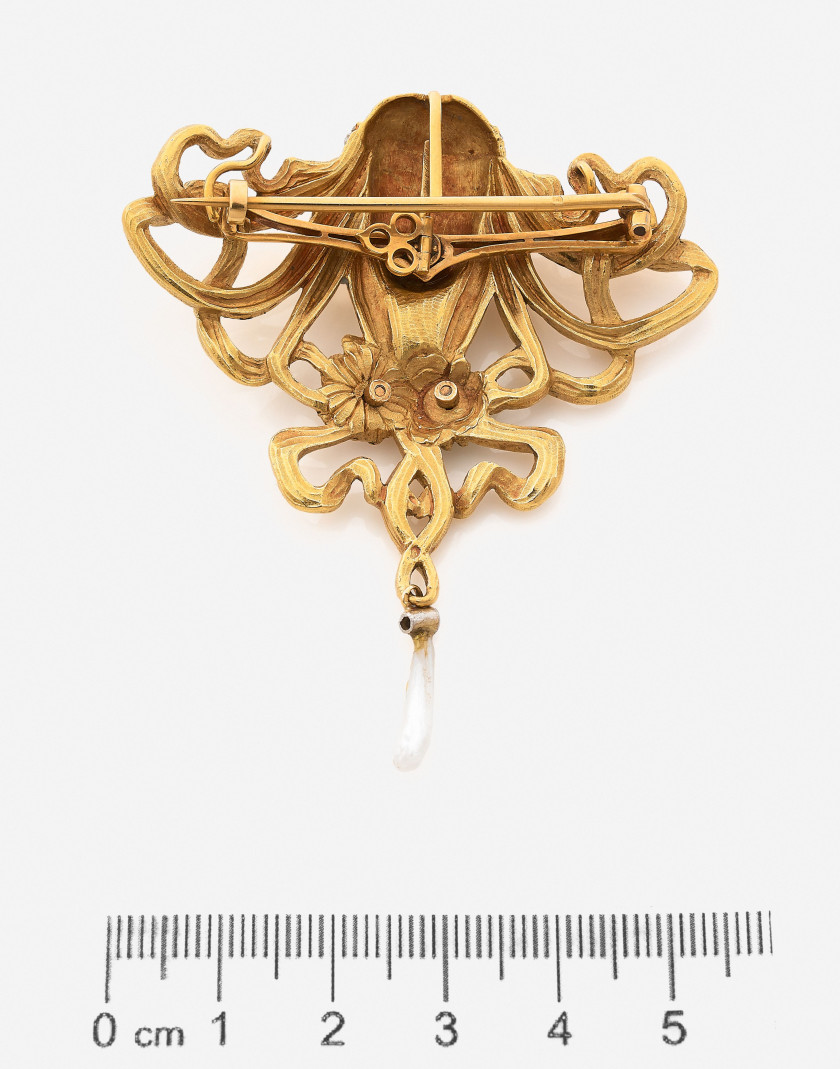 Attribuée à Georges FOUQUET d'après un dessin d'Alphonse MUCHA  Broche-pendentif "Princesse lointaine"