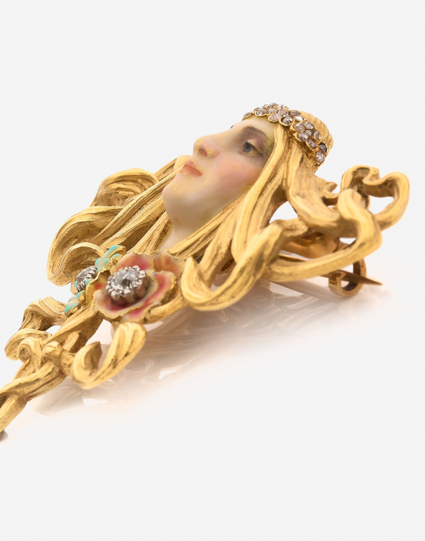 Attribuée à Georges FOUQUET d'après un dessin d'Alphonse MUCHA  Broche-pendentif "Princesse lointaine"