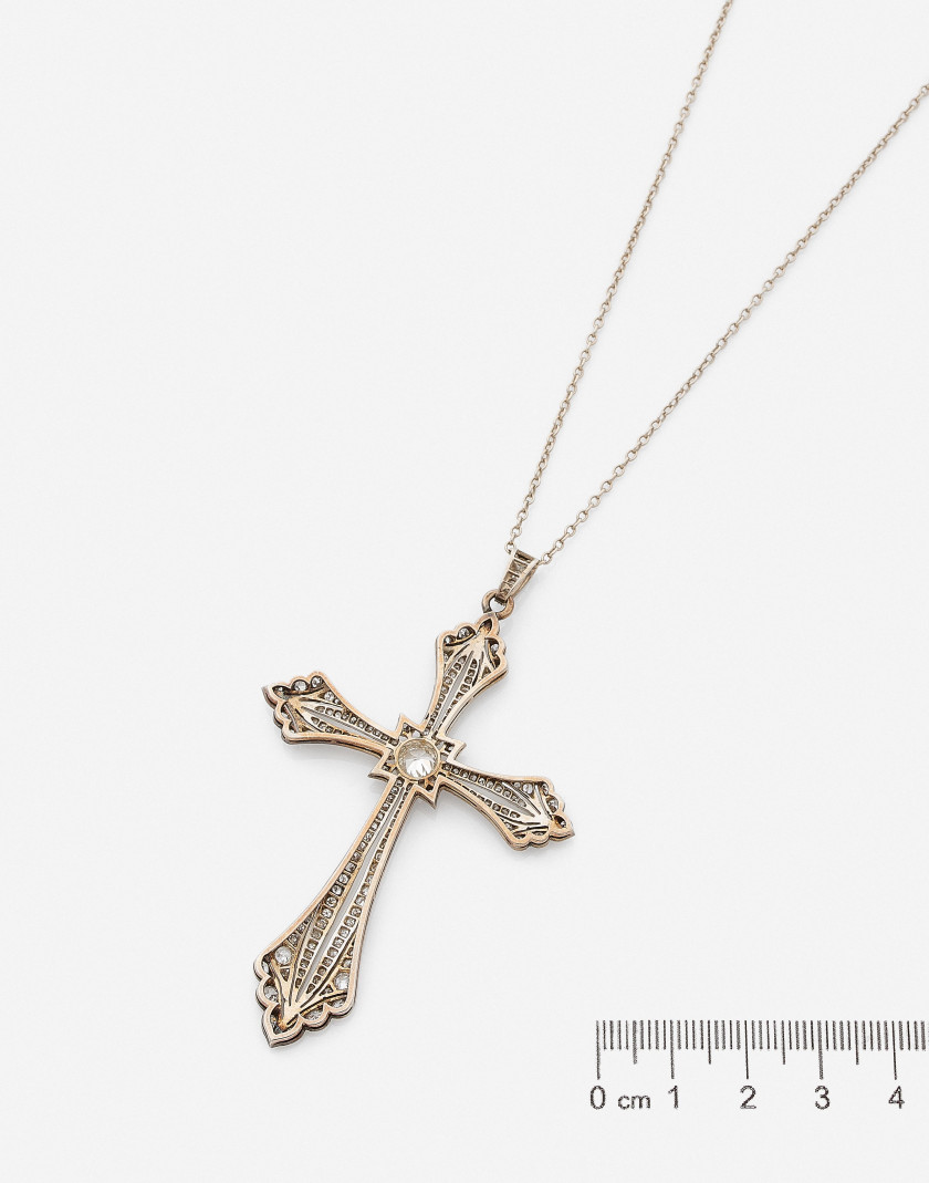 Pendentif croix et sa chaîne