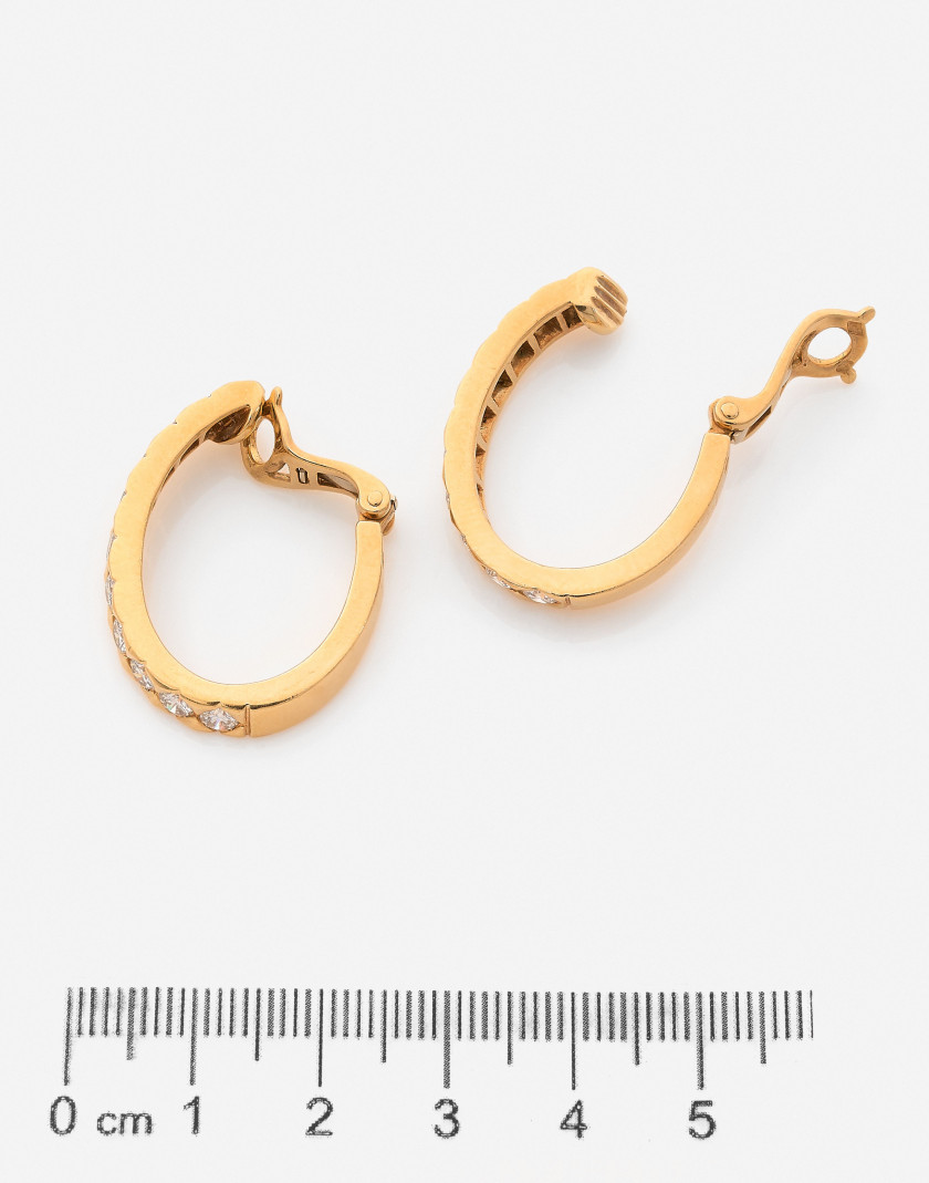 BOUCHERON  Paire de demi-créoles
