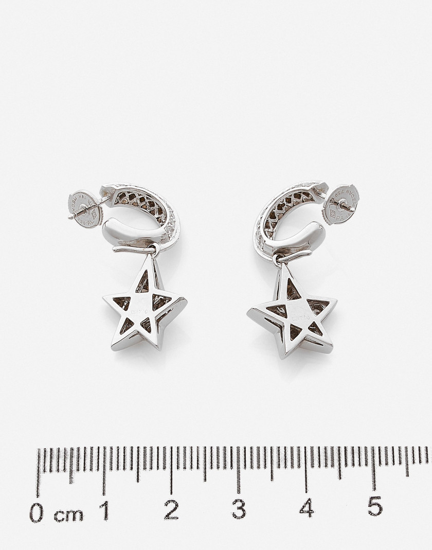 CHANEL  Paire de boucles d'oreilles "Etoiles mini hoops"
