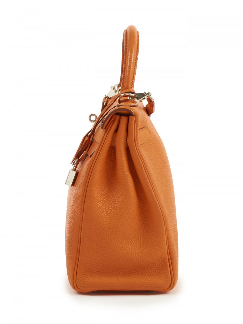 HERMÈS 2007  Sac KELLY Retourné 32 Veau Togo orange Garniture métal argenté palladié Bandoulière  KELLY Retourné 32...
