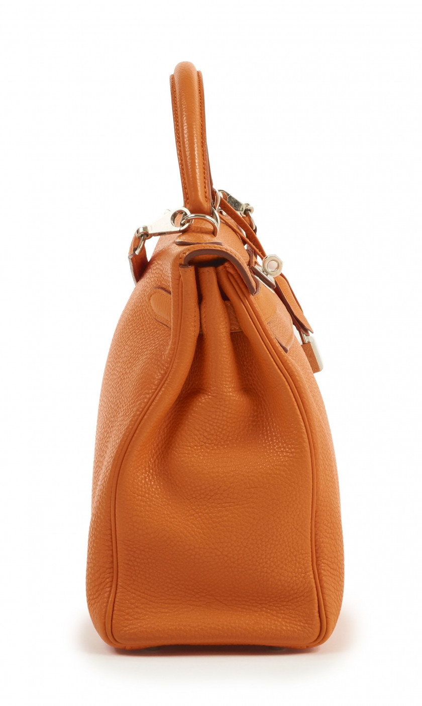 HERMÈS 2007  Sac KELLY Retourné 32 Veau Togo orange Garniture métal argenté palladié Bandoulière  KELLY Retourné 32...