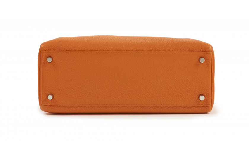 HERMÈS 2007  Sac KELLY Retourné 32 Veau Togo orange Garniture métal argenté palladié Bandoulière  KELLY Retourné 32...