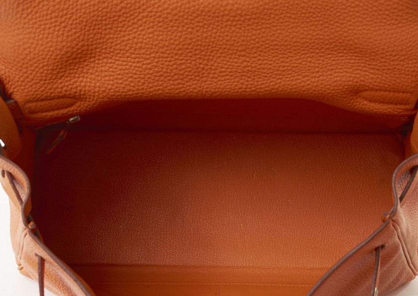 HERMÈS 2007  Sac KELLY Retourné 32 Veau Togo orange Garniture métal argenté palladié Bandoulière  KELLY Retourné 32...