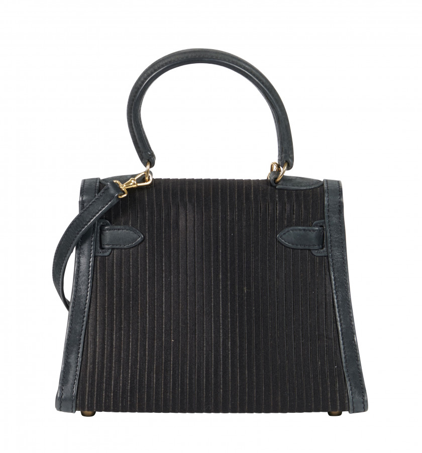 HERMÈS 1991  Sac KELLY Sellier 20 Satin plissé et veau velours Doblis noir Garniture métal plaqué or  KELLY Sellier 20...