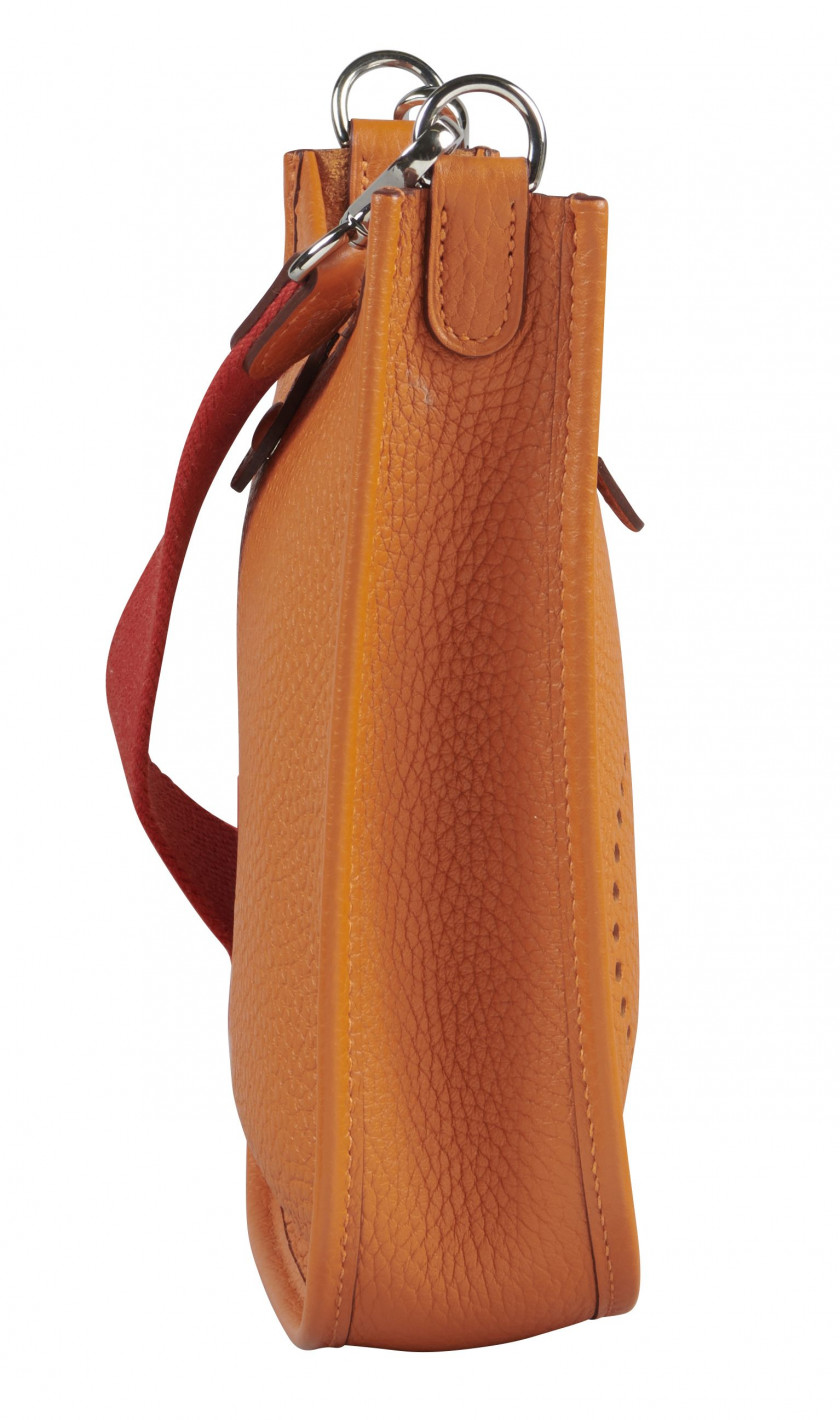 HERMÈS 2016  Sac Mini ÉVELYNE Taurillon Clémence orange Garniture métal argenté palladié Dimensions : 16,5 x 18 x 5,5 cm...