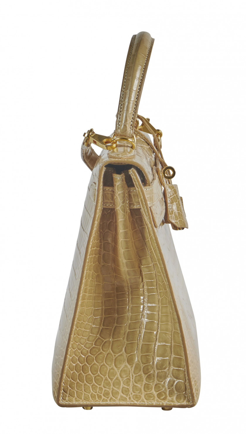 HERMÈS 2000 Sac KELLY Sellier 28 Crocodile d'estuaire lisse beige (Crocodylus porosus) II/B Garniture métal plaqué or Band...