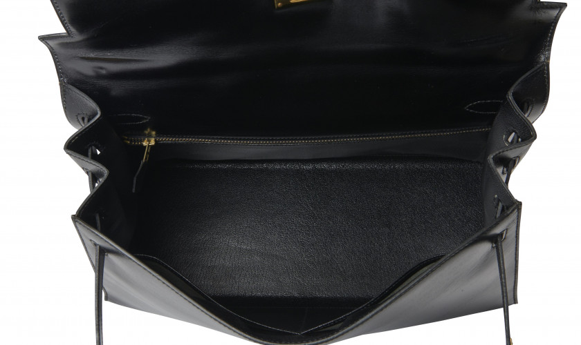 HERMÈS 1986  Sac KELLY Sellier 35 Box noir Garniture métal plaqué or  KELLY Sellier 35 bag Black box calfskin leathe...