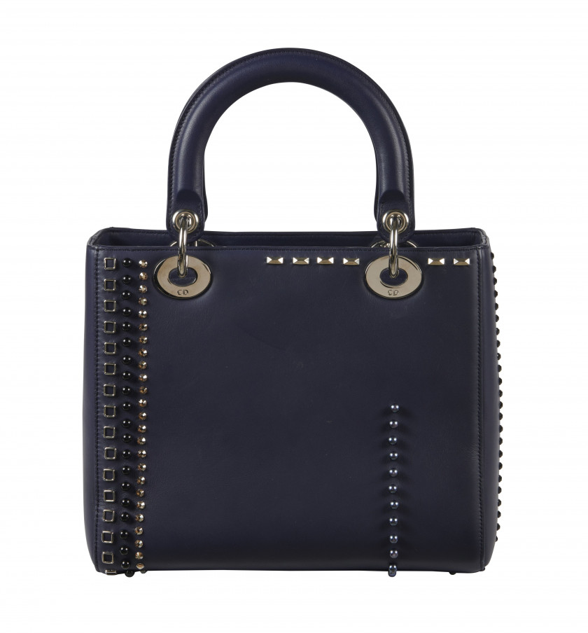 CHRISTIAN DIOR 2016  Sac LADY DIOR Cuir marine rehaussé de clous, perles et strass Garnitures en métal argenté Dimension...