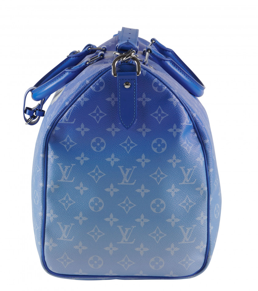 LOUIS VUITTON Automne-hiver 2020  Sac KEEPALL 50 Toile Monogram Clouds et cuir bleu Garnitures en métal argenté Anse ban...