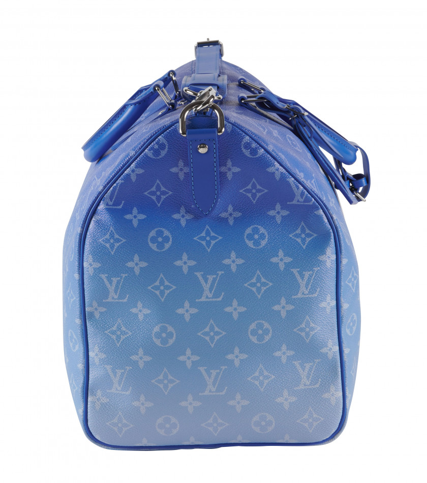 LOUIS VUITTON Automne-hiver 2020  Sac KEEPALL 50 Toile Monogram Clouds et cuir bleu Garnitures en métal argenté Anse ban...