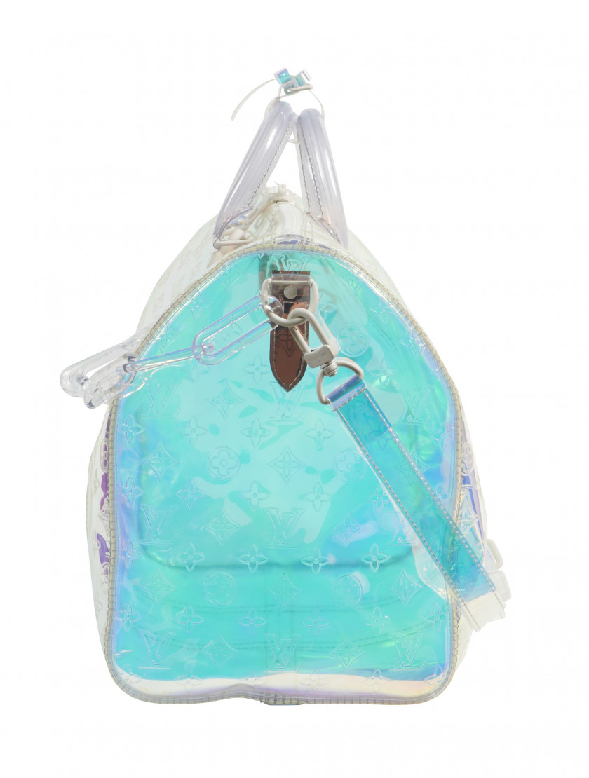 LOUIS VUITTON Printemps-été 2019  Sac KEEPALL 50 Monogram Prism iridescent Garnitures en métal blanc et acétate transparen...
