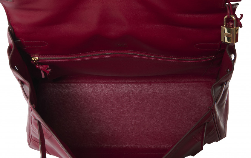 HERMÈS 2011  Sac KELLY GHILLIES 35 Veau Tadelakt Rubis Garniture métal plaqué or Bandoulière  KELLY GHILLIES 35 bag...