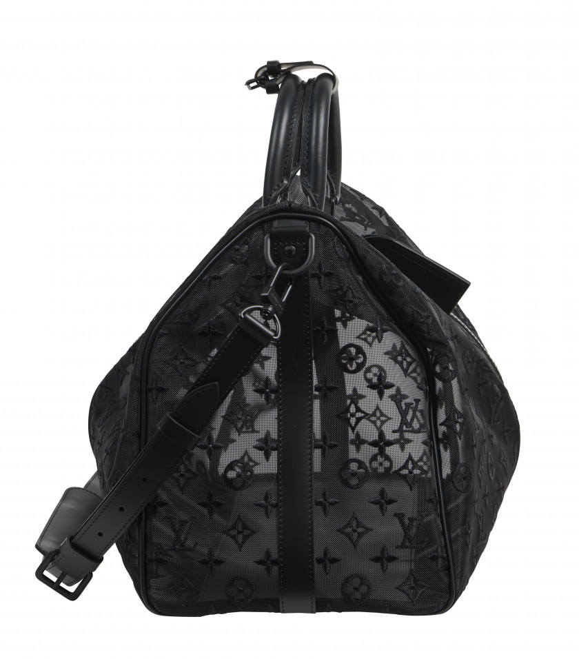 LOUIS VUITTON Automne-hiver 2019  Sac KEEPALL 50 Monogram See Through et cuir noir Garnitures en métal noir Anse bandoul...