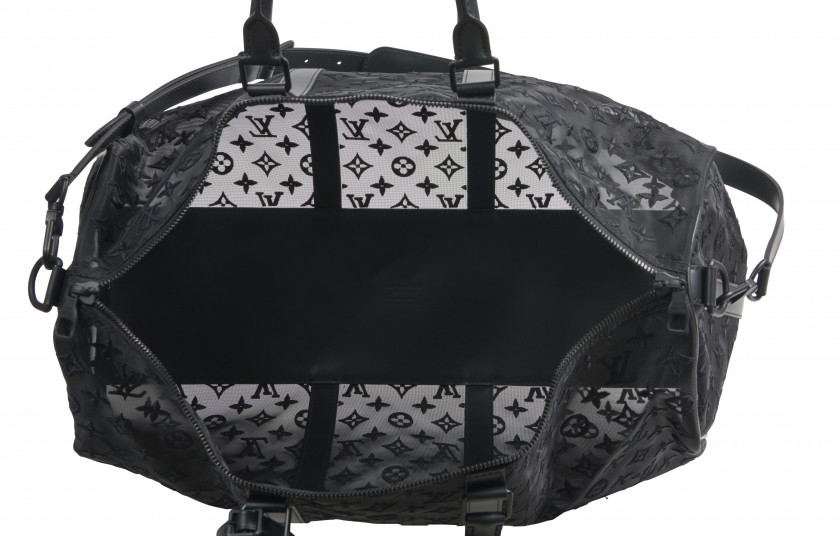 LOUIS VUITTON Automne-hiver 2019  Sac KEEPALL 50 Monogram See Through et cuir noir Garnitures en métal noir Anse bandoul...