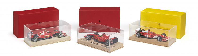 FERRARI, F2002, F2007, SF15-T  Trois maquettes à l'échelle 1/18ème, éditées par Ferrari - Sans réserve / No reserve