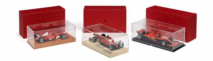 FERRARI, F2005, 150 Italia, SF90  Trois maquettes à l'échelle 1/18ème, éditées par Ferrari - sans réserve / no reserve