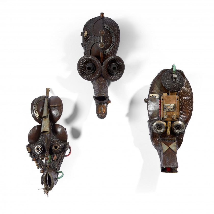 Daniel BAMIGBADE (Béninois - Né en 1982) Trois grands masques Assemblage de métal et petits objets métalliques de récupération