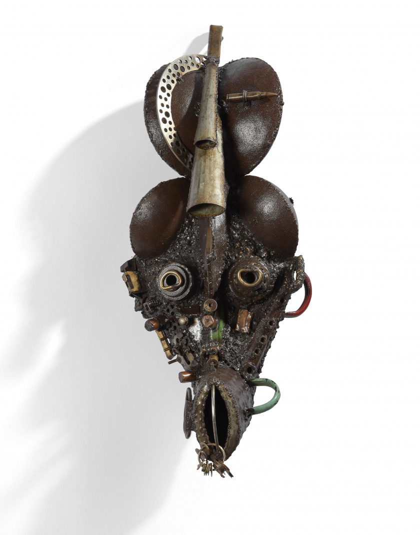 Daniel BAMIGBADE (Béninois - Né en 1982) Trois grands masques Assemblage de métal et petits objets métalliques de récupération