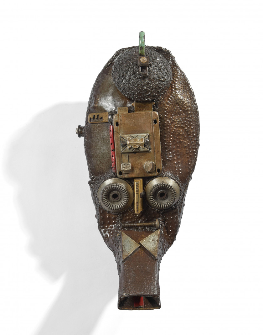 Daniel BAMIGBADE (Béninois - Né en 1982) Trois grands masques Assemblage de métal et petits objets métalliques de récupération