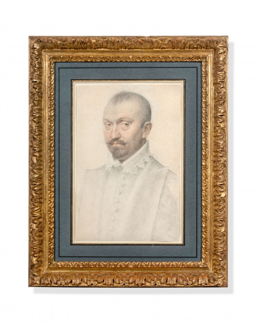 Attribué à Pierre DUMONSTIER Paris, vers 1543 - 1601 Portrait d'homme en buste au col de dentelle, vers 1580 Crayon noir et sanguine