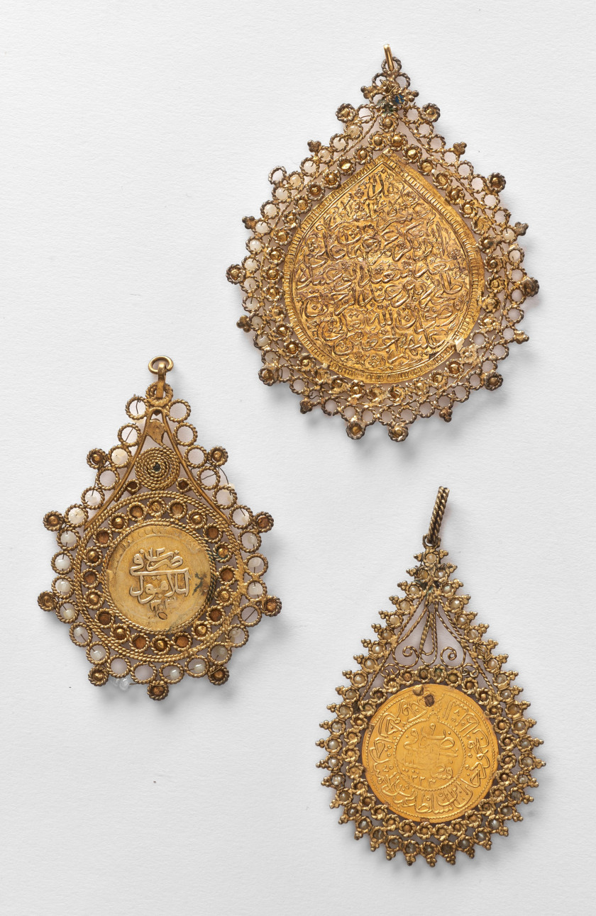 UNE AMULETTE ET DEUX PIÈCES MONTÉES EN PENDENTIFS  Turquie ottomane, XVIIIe-XIXe siècle