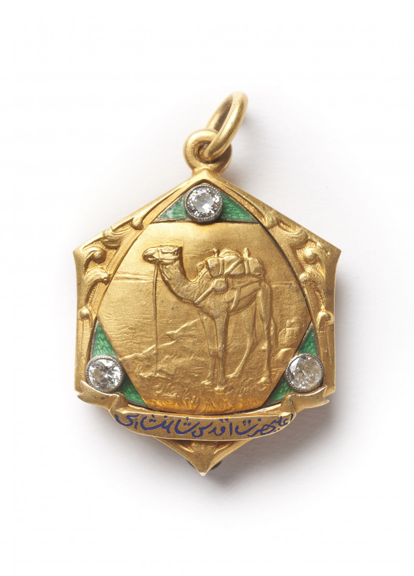 PENDENTIF EN OR JAUNE, DIAMANTS ET ÉMAIL COMMÉMORANT LE CHEMIN DE FER DE TABRIZ  Probablement Russie pour l'Iran, daté 1915