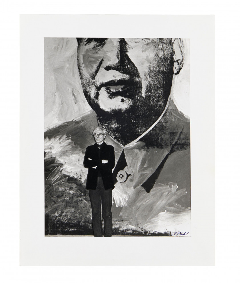 Andreas MAHL Né en 1945 Andy Warhol avec le portrait de Mao - Paris, Musée Galliera, 1974