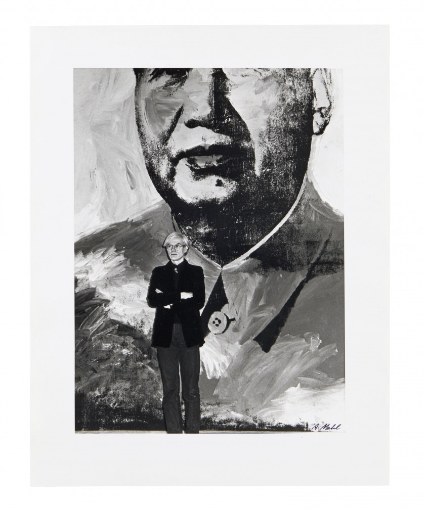 Andreas MAHL Né en 1945 Andy Warhol avec le portrait de Mao - Paris, Musée Galliera, 1974