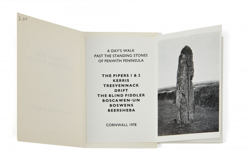 Richard LONG Né en 1945 A walk past standing stones