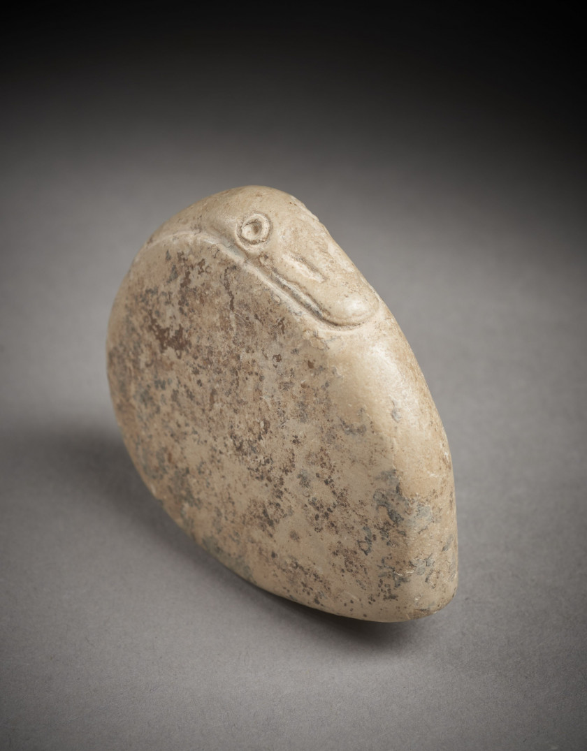 POIDS EN FORME DE CANARD EN CALCITE BEIGE  Art médio-élamite, seconde moitié du IIe millénaire av. J.-C.